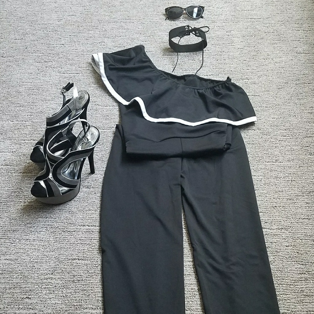 🌞LAST ONE🌞   💕One Shoulder Black Jumpsuit💕 - Picture 6 of 6